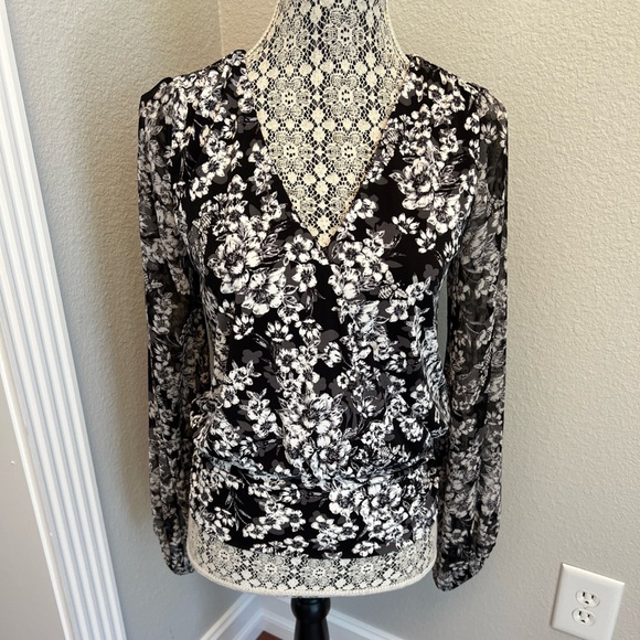 White House Black Market Matte Jersey Floral Surplice Blouse size XS - Picture 5 of 13